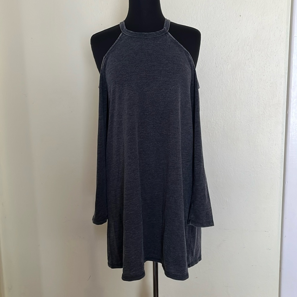 Z supply cold shoulder tunic, distressed fabric, charcoal, medium